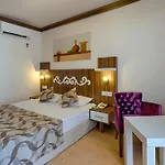 Risus Hotel Side